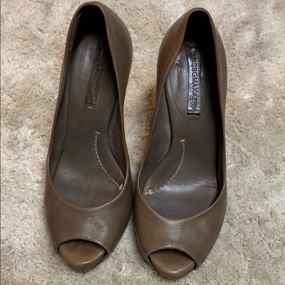 BCBG MAXAZRIA taupe peep toe pumps